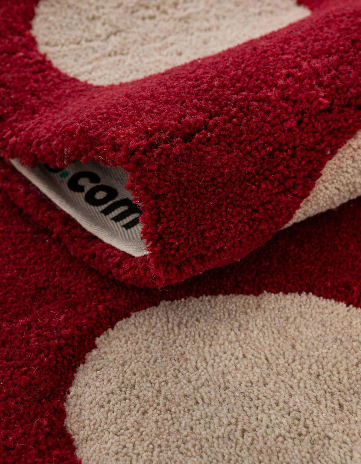 Quadratisch Teppich AI Handgetuftet in Rot von Hadorn™ - Lifestyle Image