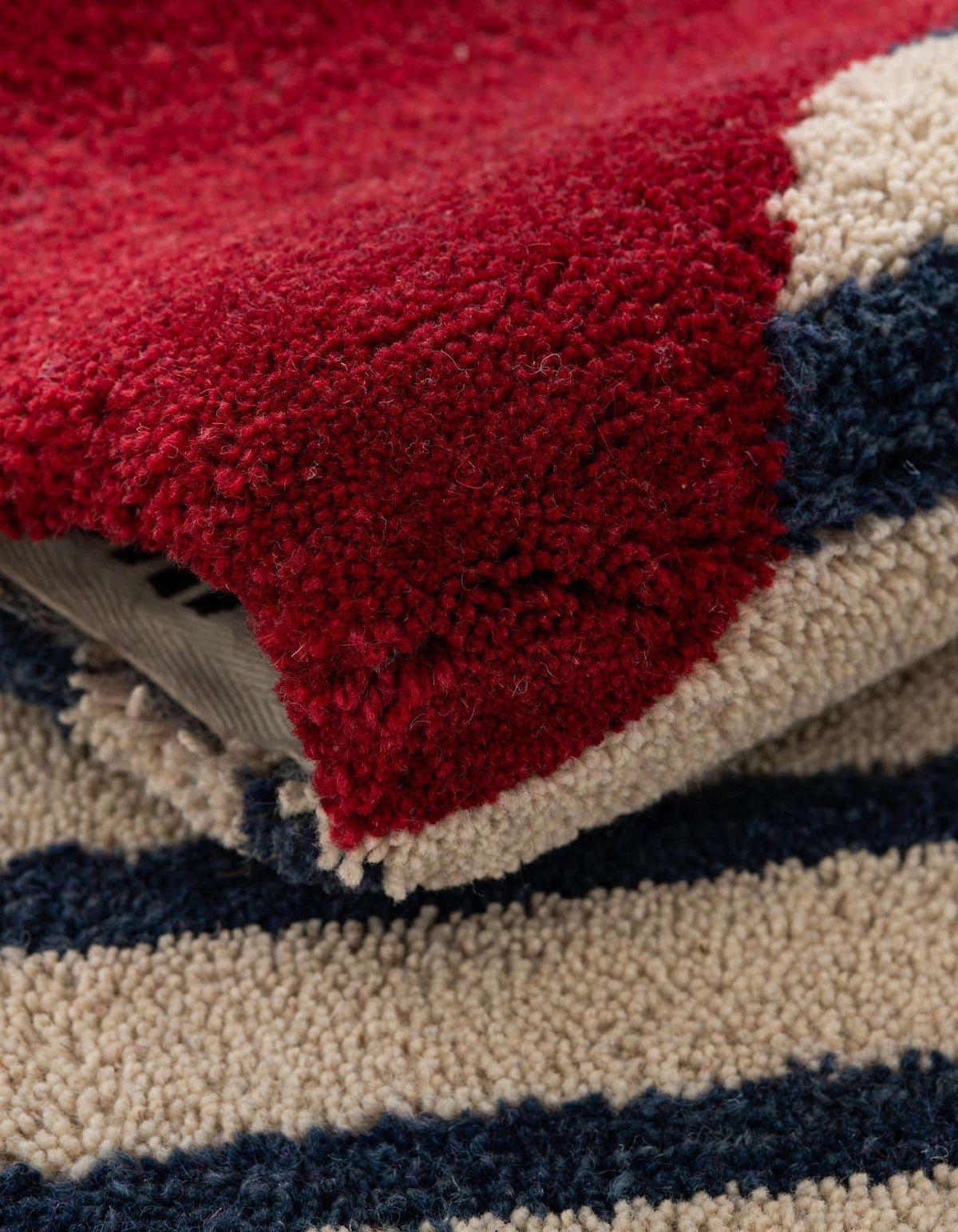 Läufer Teppich AI Handgetuftet in Elfenbein und Rot von Hadorn™ - Lifestyle Image