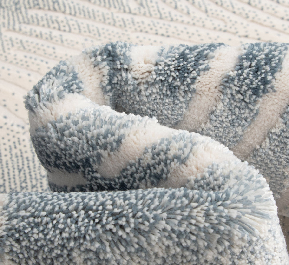 Rechteck Teppich Royal Wavy in Blau von Hadorn™ - Lifestyle Image