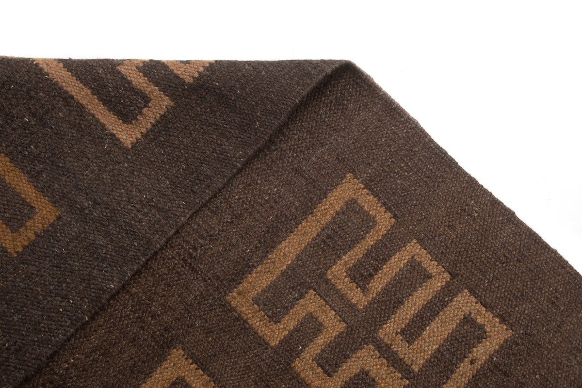 Wolle Teppich Kelim in Dunkelbraun von Hadorn™ - Lifestyle Image
