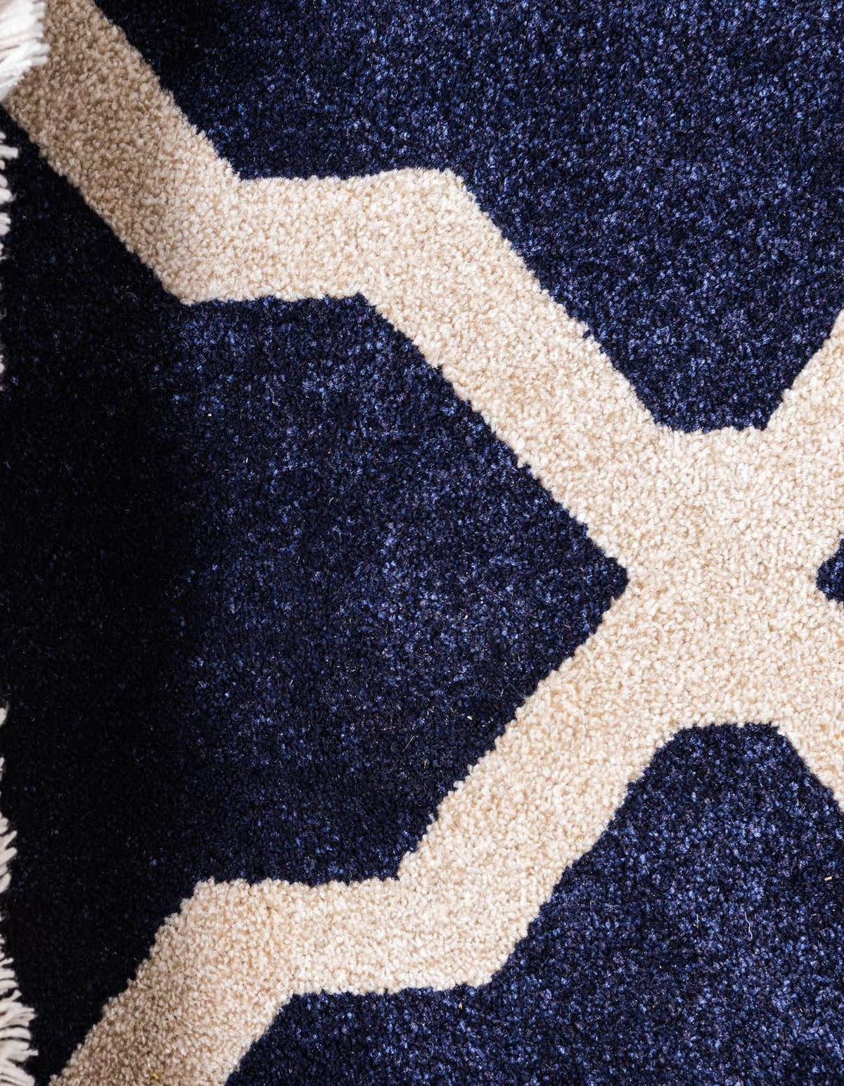 Rechteck Teppich Trellis in Marineblau von Hadorn™ - Lifestyle Image