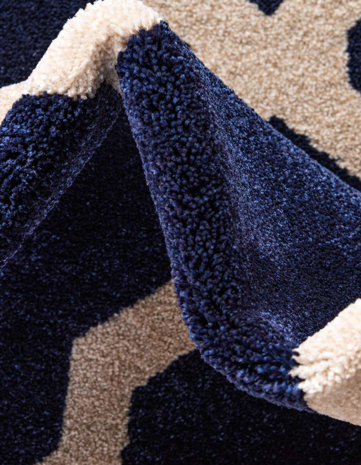 Rechteck Teppich Trellis in Marineblau von Hadorn™ - Lifestyle Image