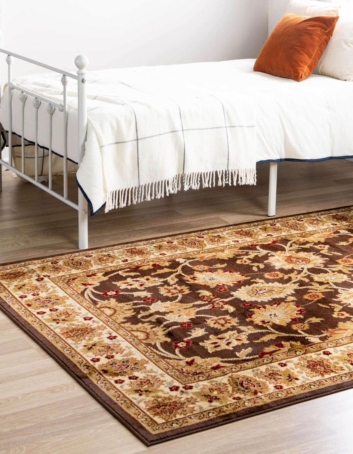 Rechteck Teppich Classic Agra in Braun von Hadorn™ - Lifestyle Image