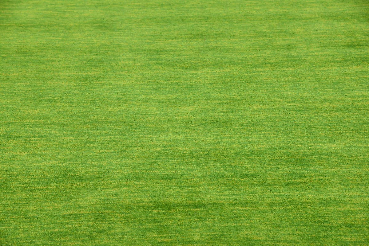 Wolle Teppich Solid Gabbeh in Hellgrün von Hadorn™ - Lifestyle Image