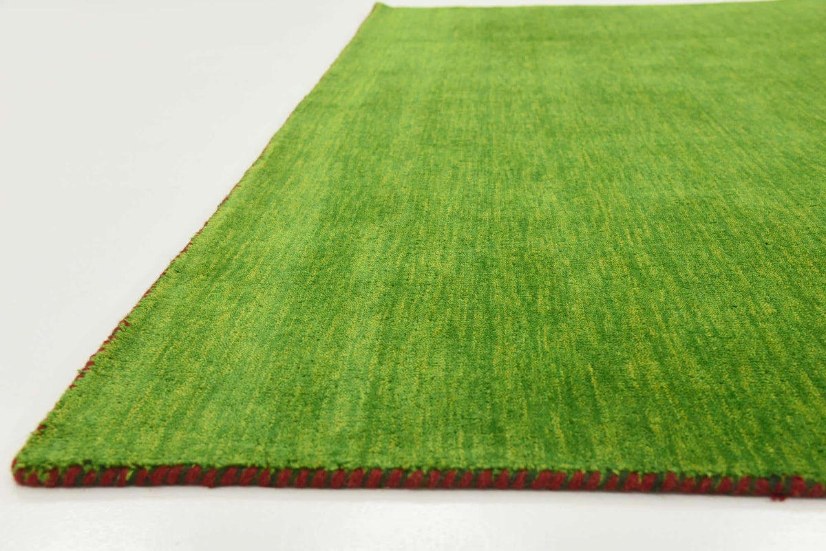 Wolle Teppich Solid Gabbeh in Hellgrün von Hadorn™ - Lifestyle Image