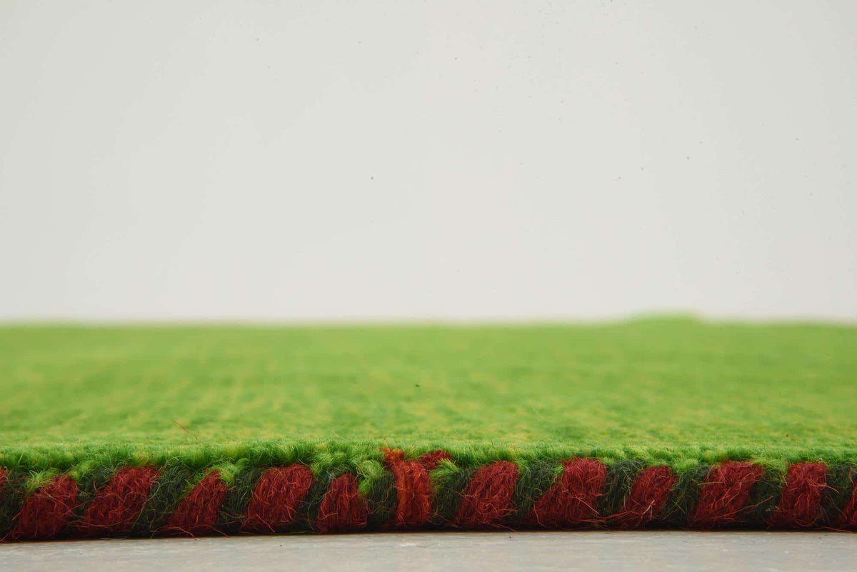 Wolle Teppich Solid Gabbeh in Hellgrün von Hadorn™ - Lifestyle Image