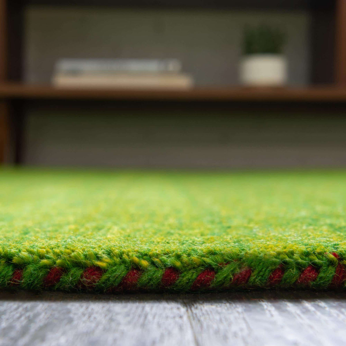 Wolle Teppich Solid Gabbeh in Hellgrün von Hadorn™ - Lifestyle Image