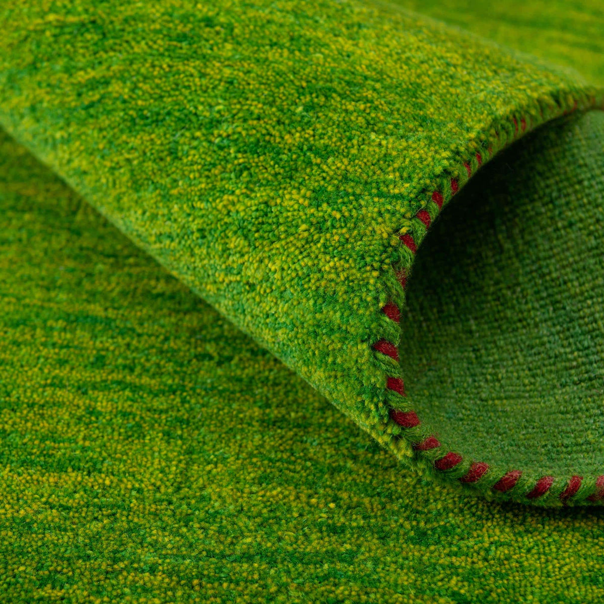 Wolle Teppich Solid Gabbeh in Hellgrün von Hadorn™ - Lifestyle Image