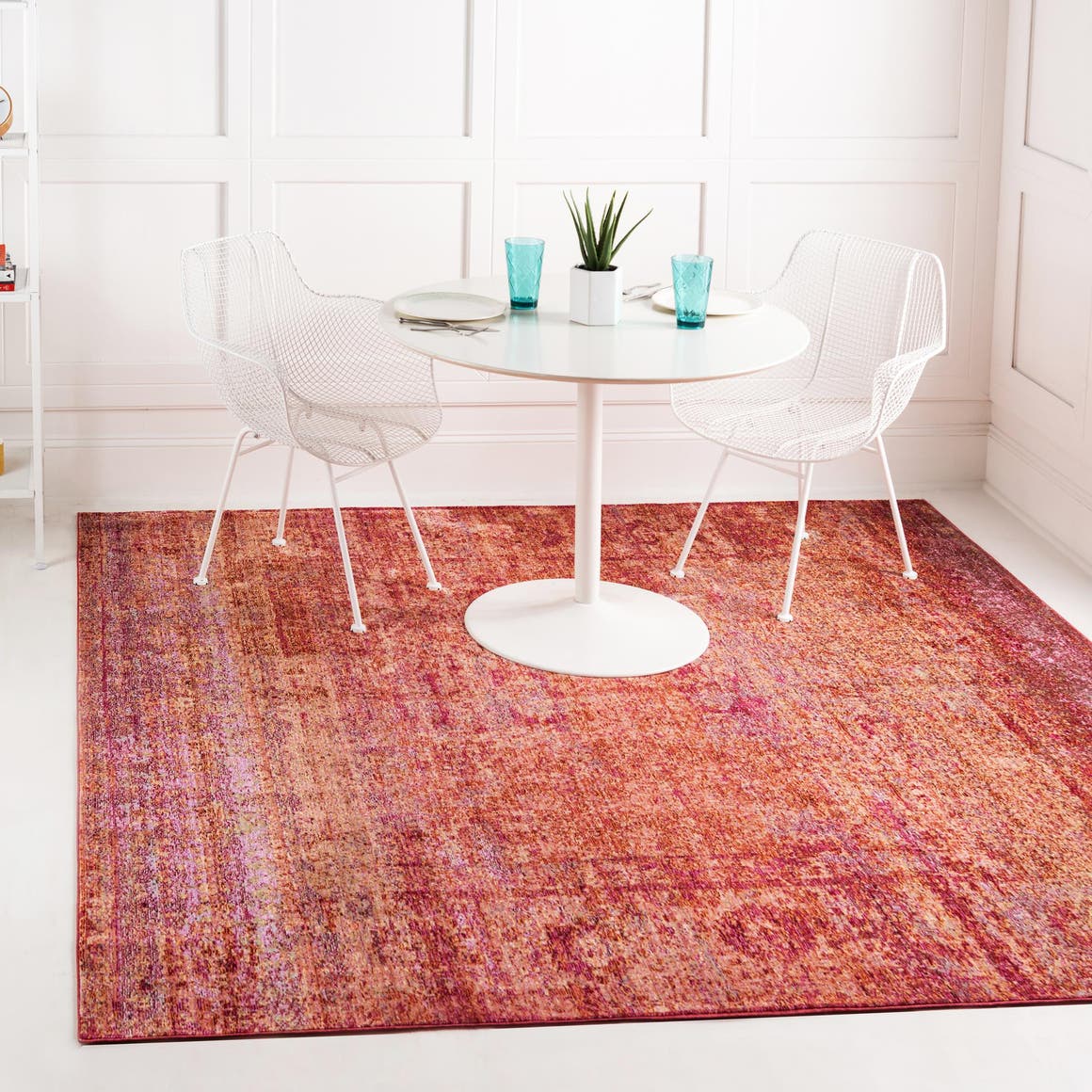 Quadratisch Teppich Aqua in Rot von Hadorn™ - Lifestyle Image