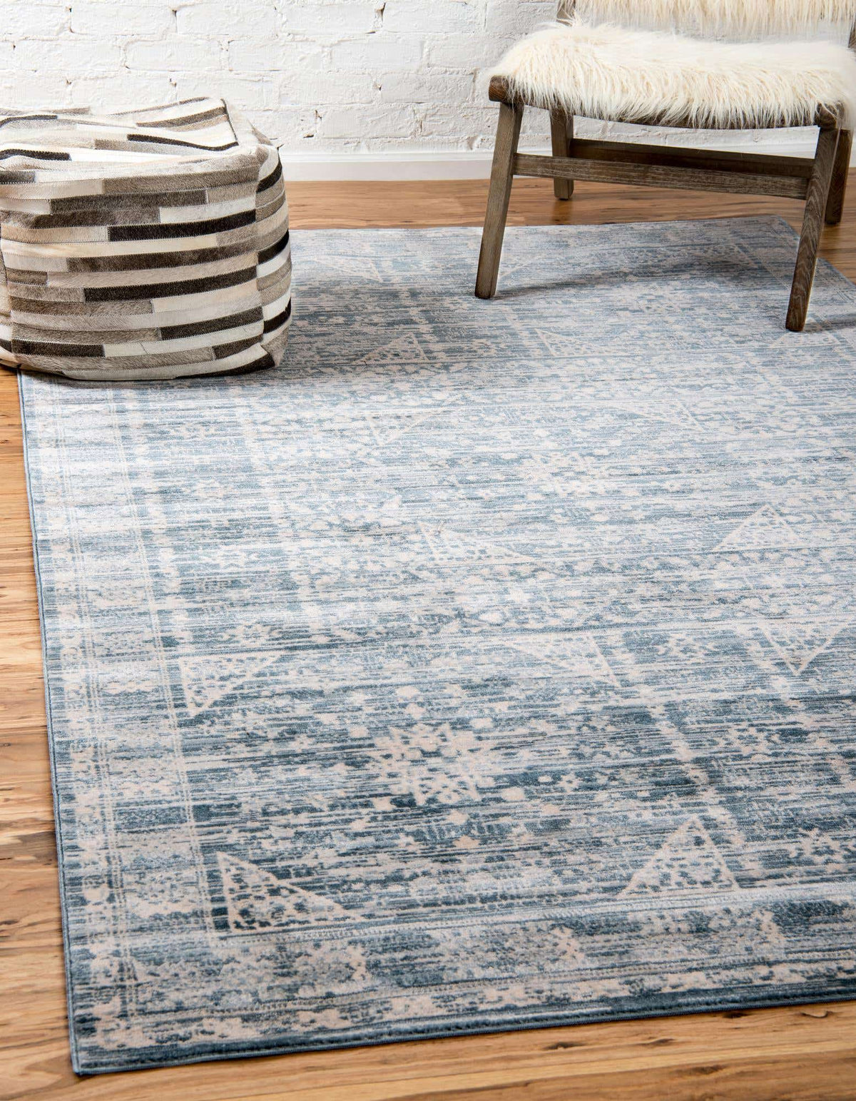 Rechteck Teppich Restoration in Blau von Hadorn™ - Lifestyle Image