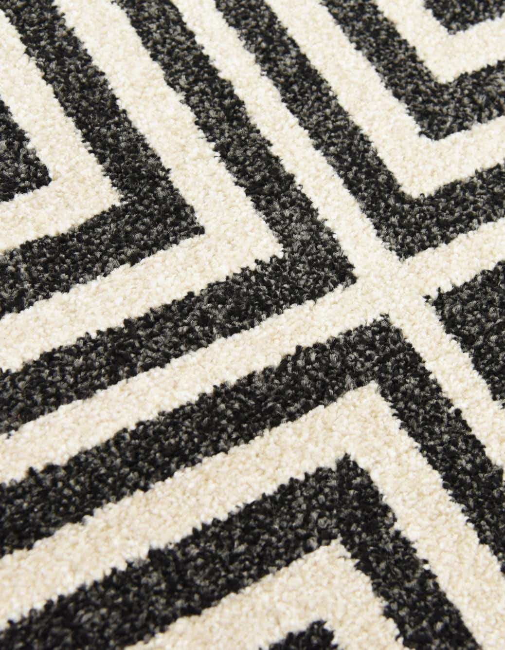 Läufer Teppich Greek Key in Schwarz von Hadorn™ - Lifestyle Image