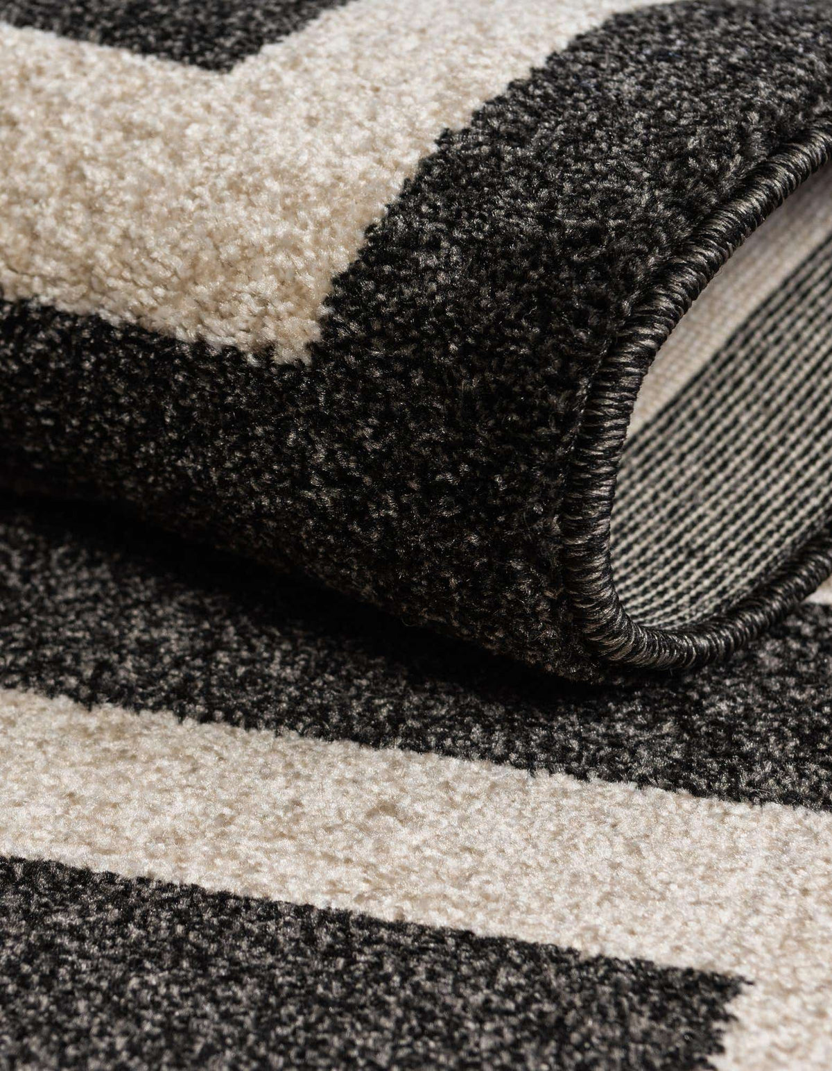 Läufer Teppich Greek Key in Schwarz von Hadorn™ - Lifestyle Image