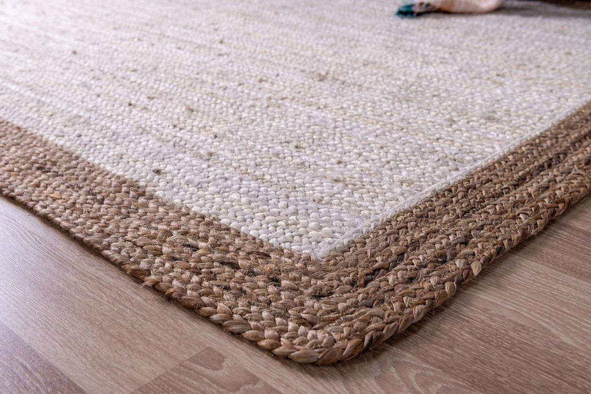 Rechteck Teppich Braided Jute in Weiss von Hadorn™ - Lifestyle Image
