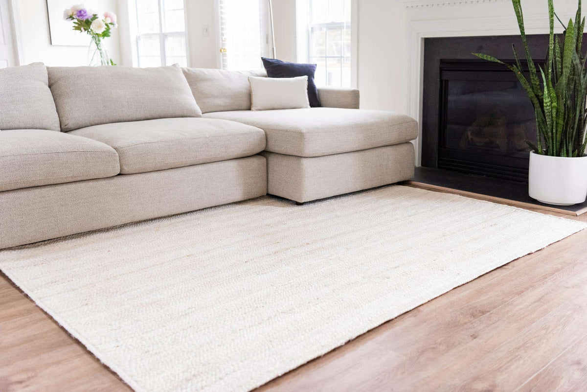 Rechteck Teppich Braided Jute in Weiss von Hadorn™ - Lifestyle Image