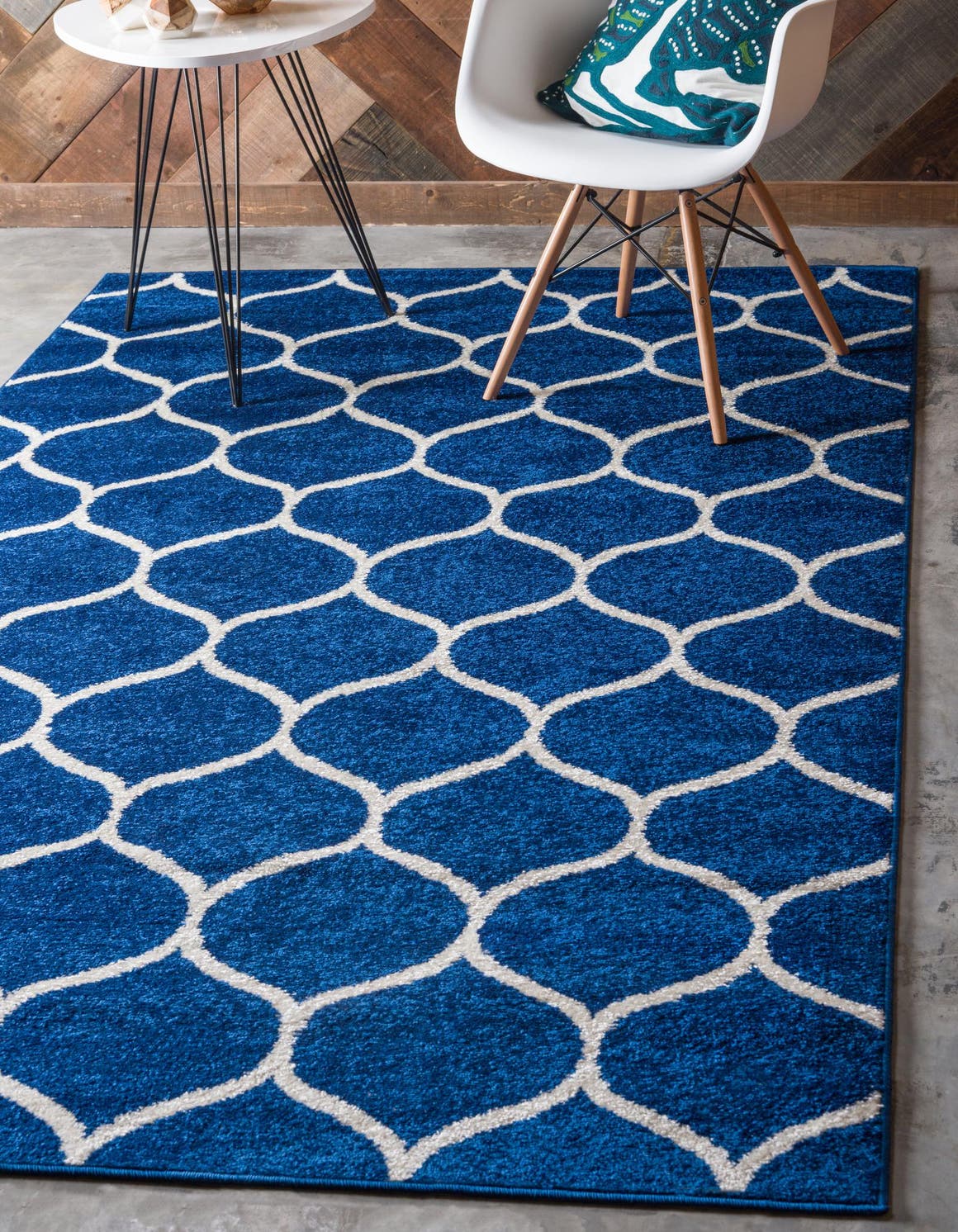 Rechteck Teppich Trellis Frieze in Marineblau von Hadorn™ - Lifestyle Image