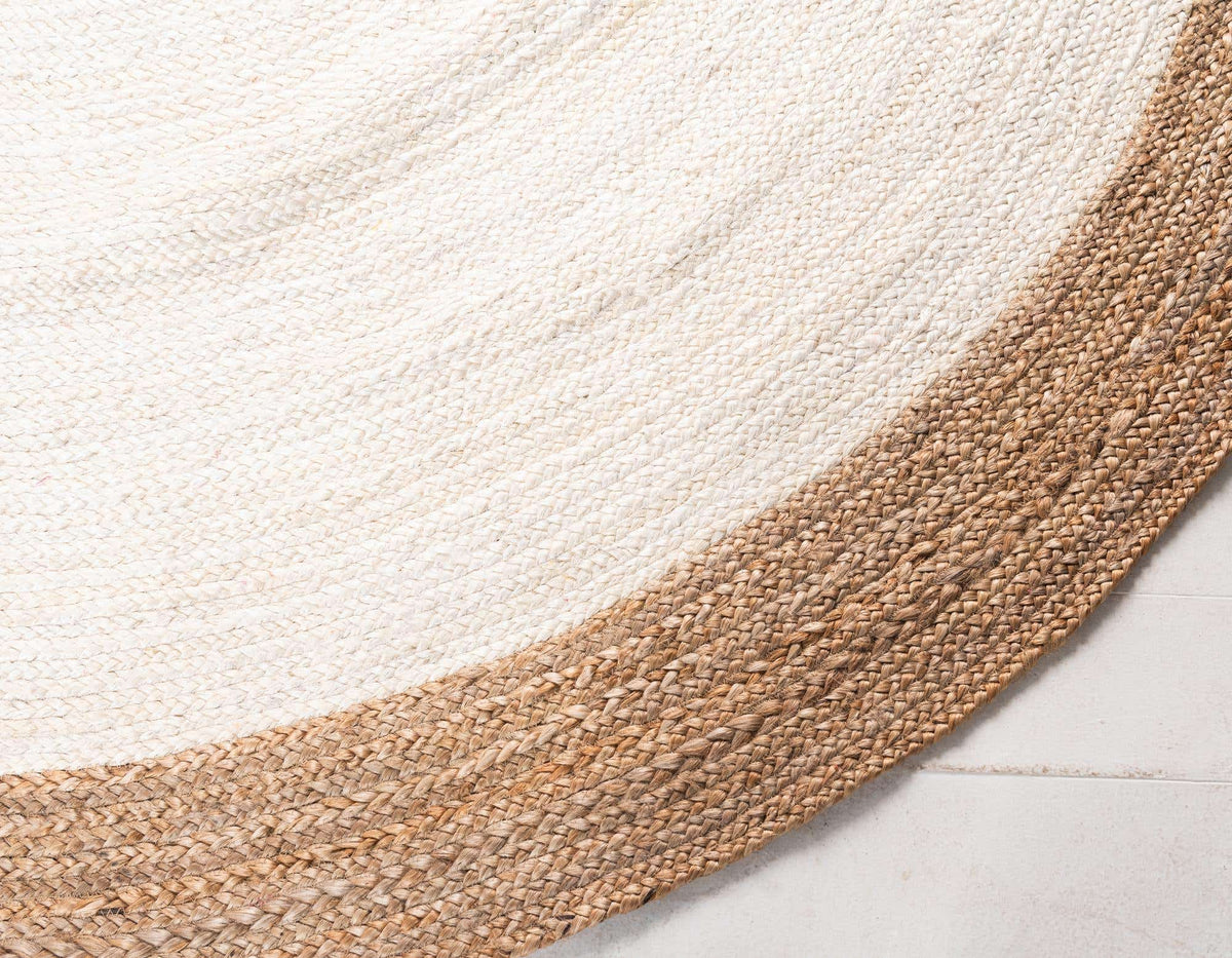 Rund Handgeflochten Teppich Braided Jute in Elfenbein von Hadorn™ - Lifestyle Image