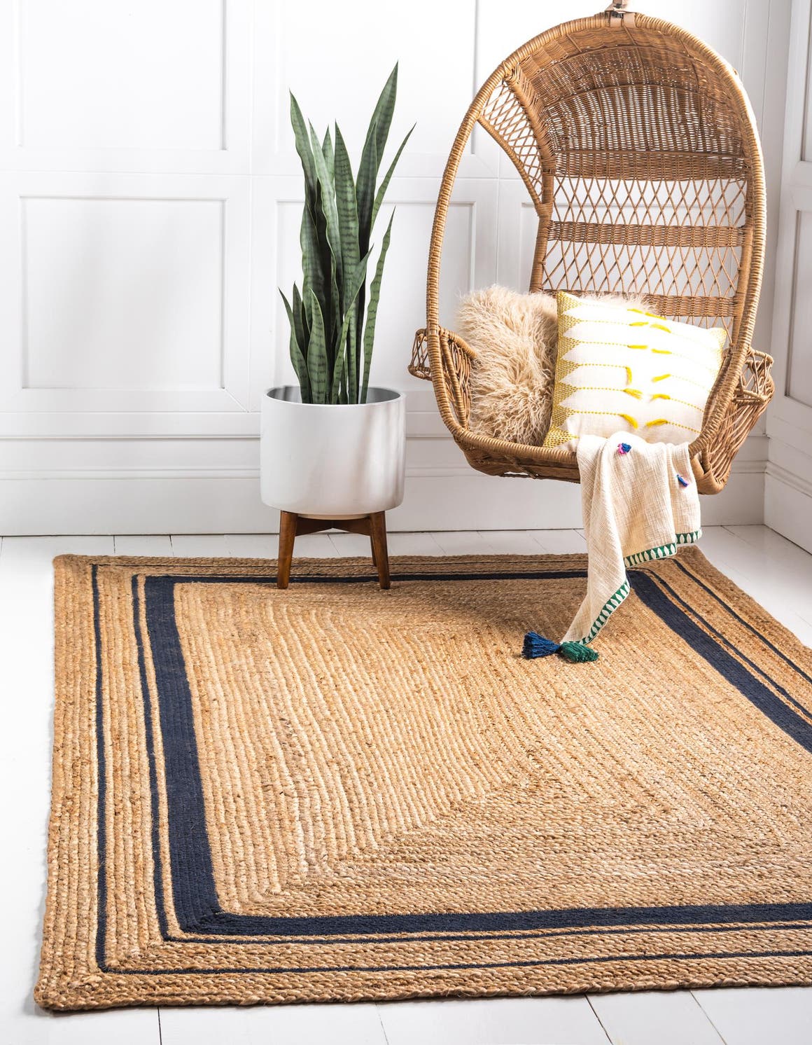 Rechteck Handgeflochten Teppich Braided Jute in Natur und Dunkelblau von Hadorn™ - Lifestyle Image