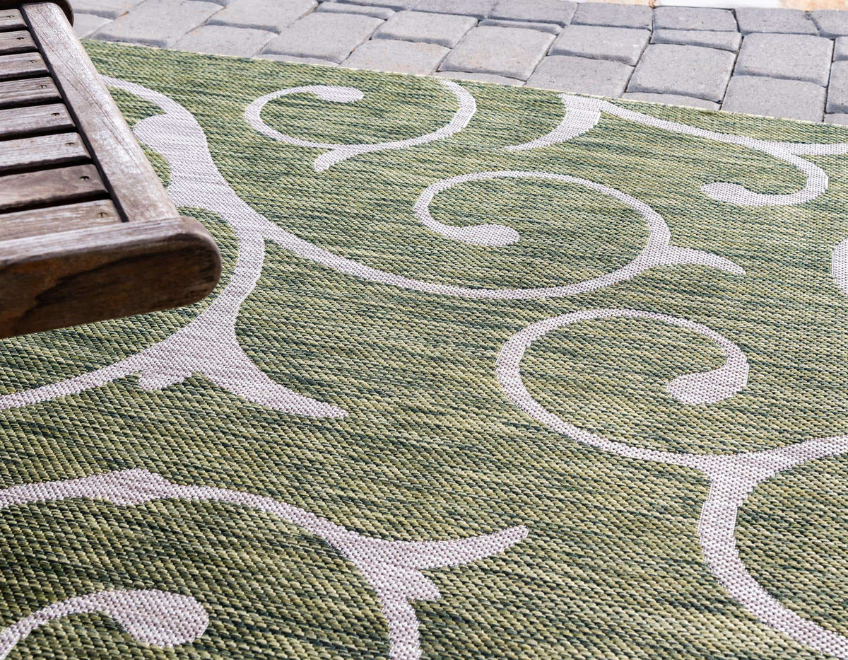 Rund Outdoor Teppich Outdoor Botanical in Grün von Hadorn™ - Lifestyle Image