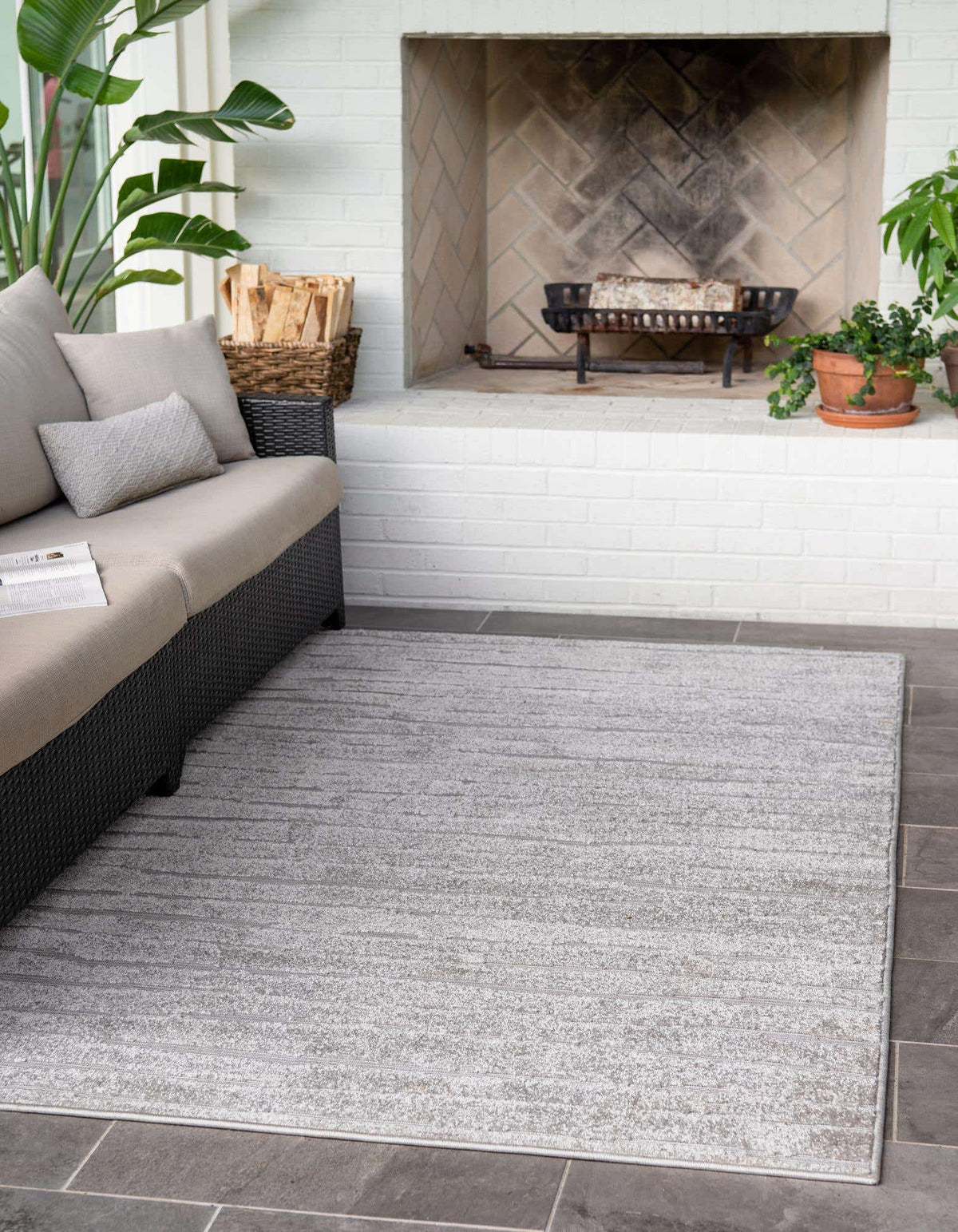 Rechteck Outdoor Teppich Sabrina Soto Outdoor in Grau von Hadorn™ - Lifestyle Image