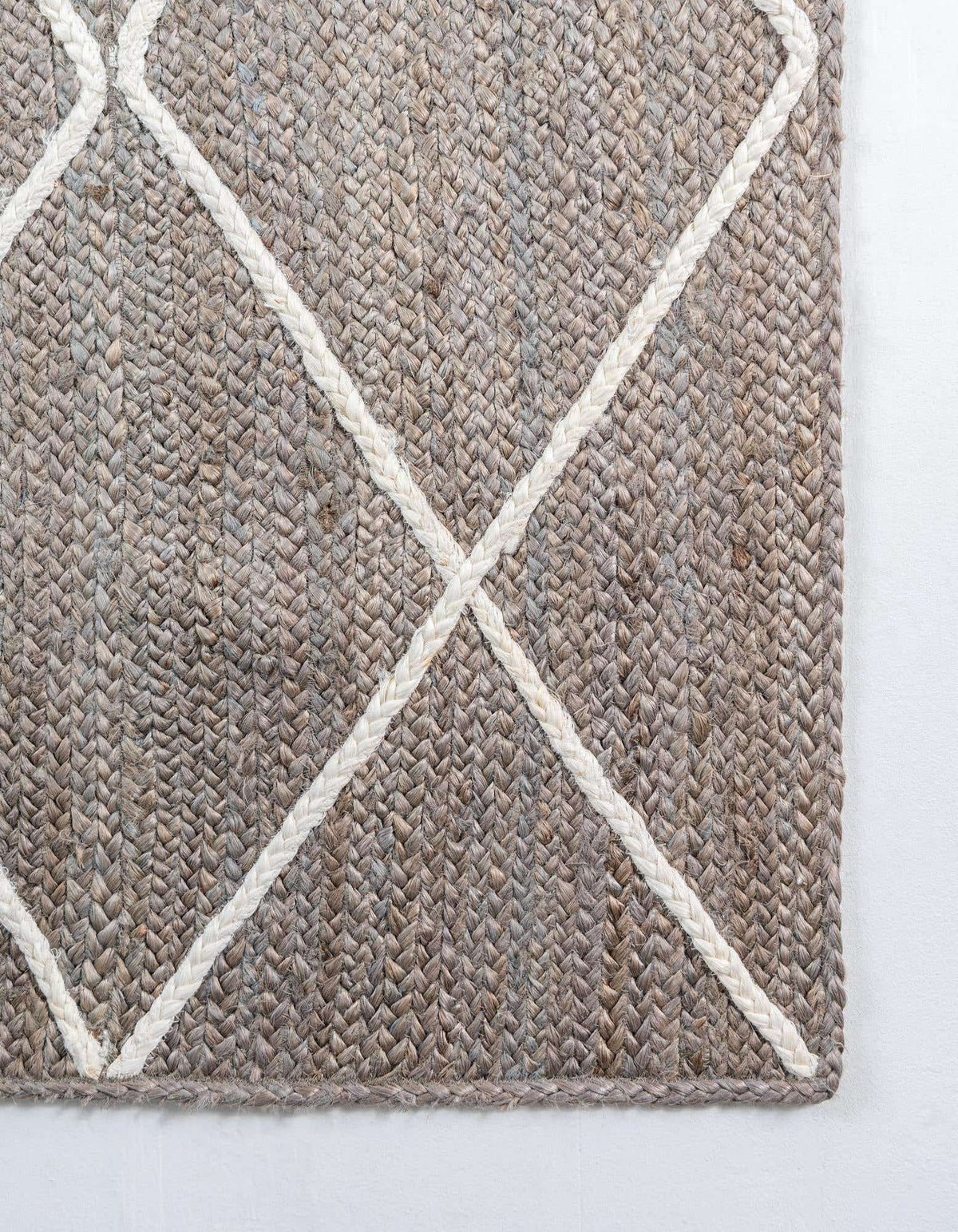 Rechteck Handgeflochten Teppich Braided Jute in Grau von Hadorn™ - Lifestyle Image