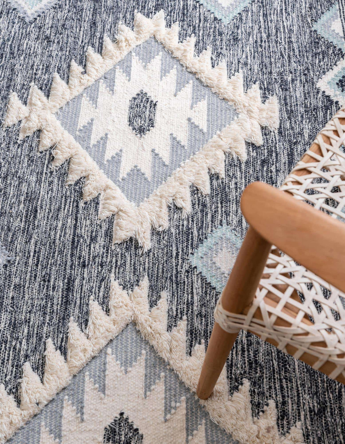 Rechteck Handgeflochten Teppich Arizona in Dunkelblau von Hadorn™ - Lifestyle Image