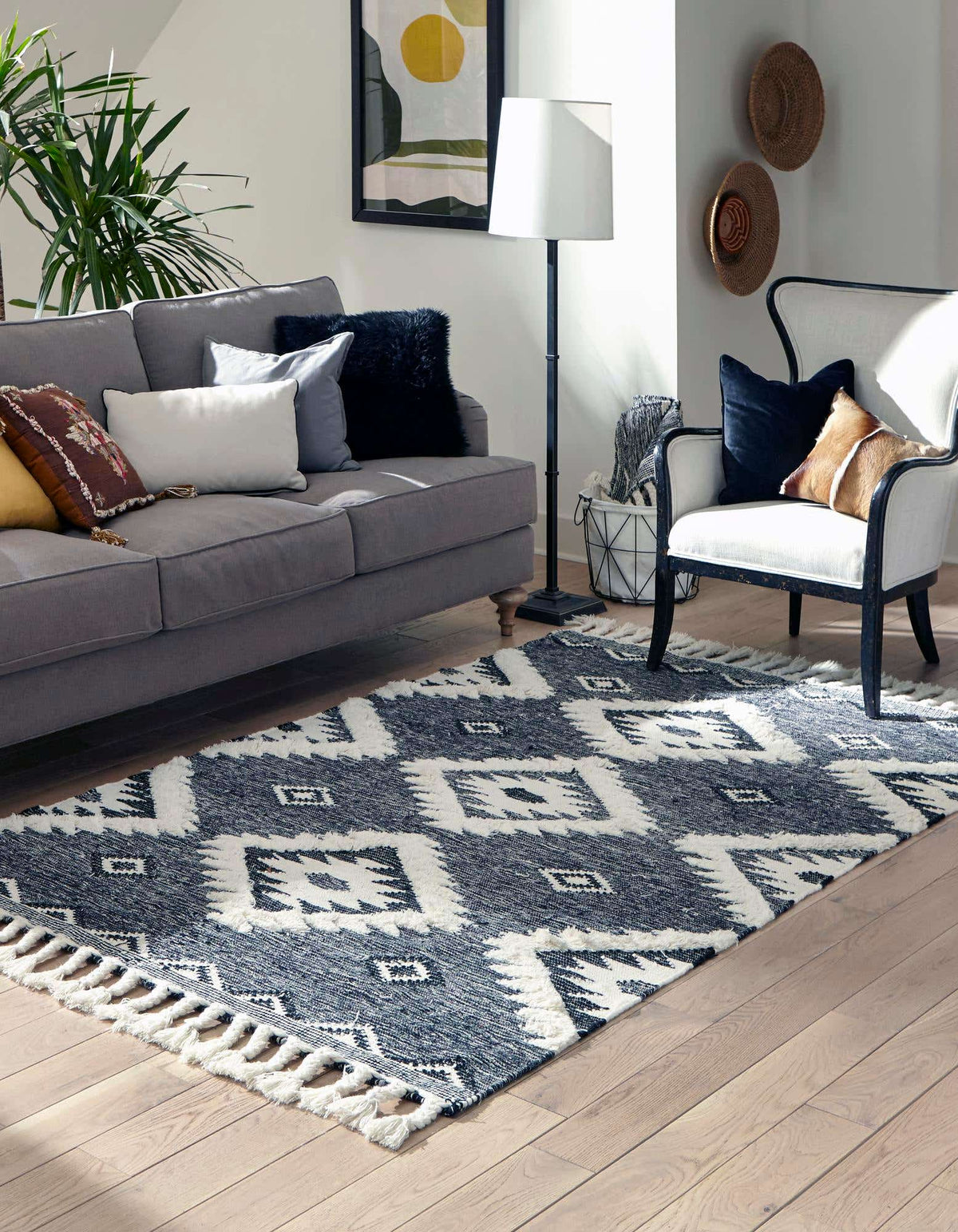 Rechteck Handgeflochten Teppich Arizona in Holzkohle von Hadorn™ - Lifestyle Image