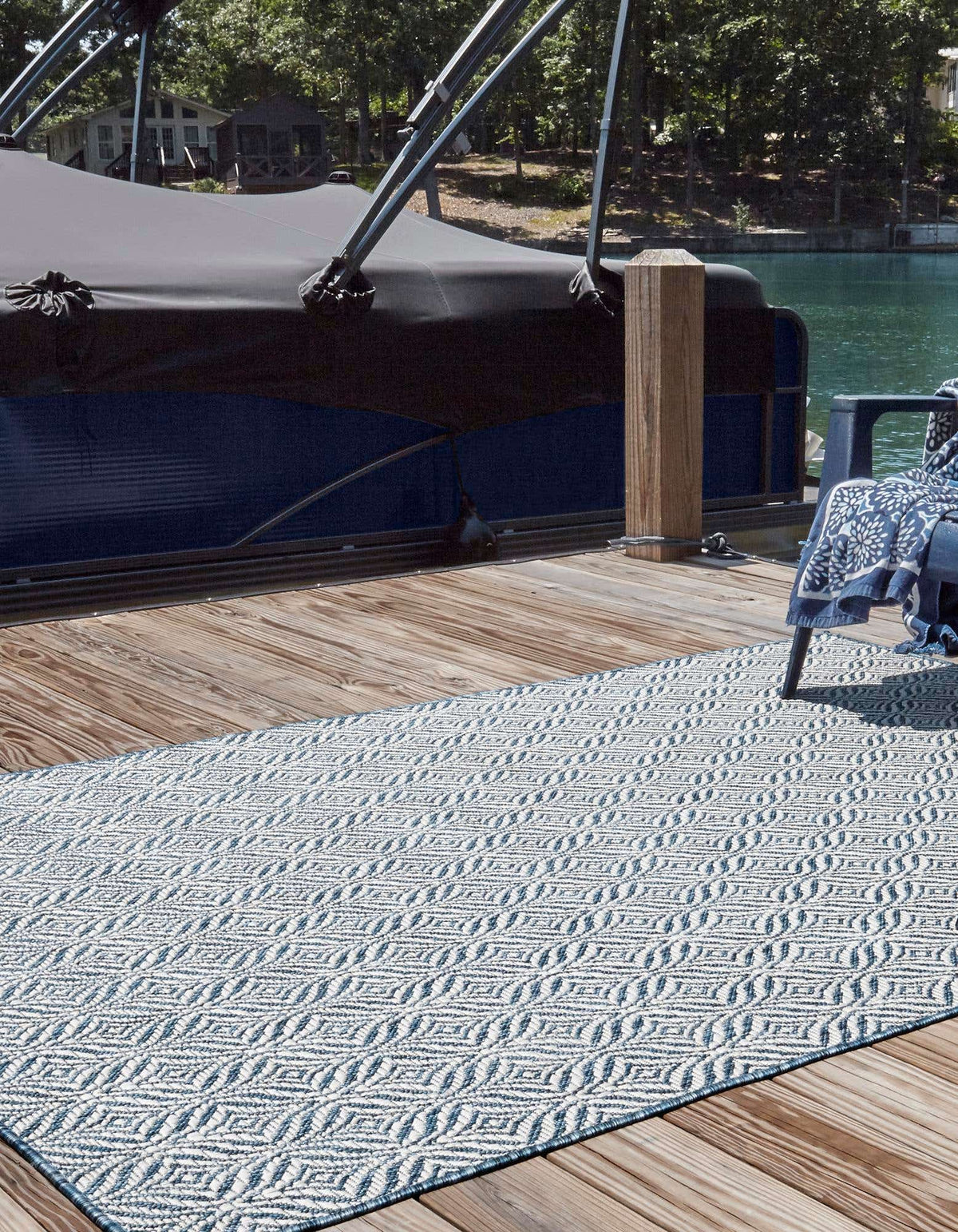 Rechteck Outdoor Teppich Outdoor Trellis in Blau von Hadorn™ - Lifestyle Image