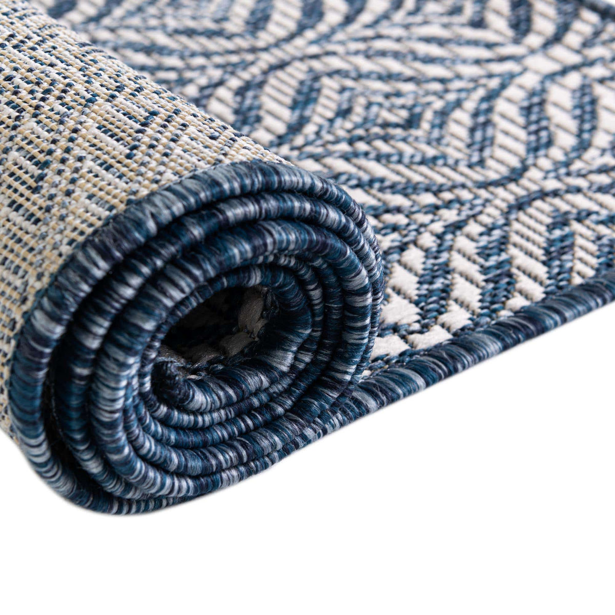 Rechteck Outdoor Teppich Outdoor Trellis in Blau von Hadorn™ - Lifestyle Image