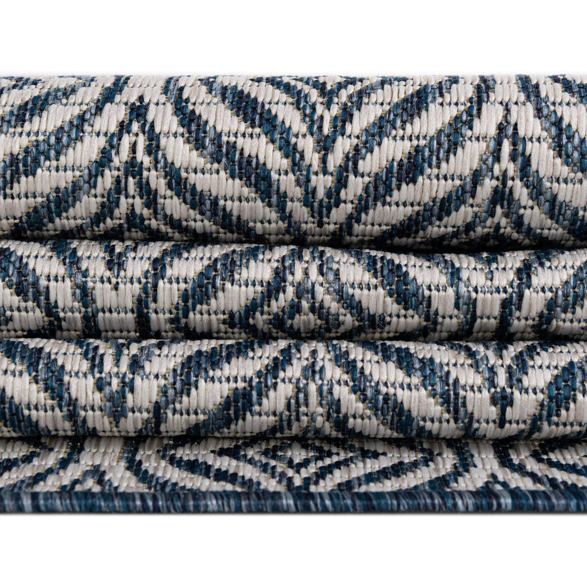 Rechteck Outdoor Teppich Outdoor Trellis in Blau von Hadorn™ - Lifestyle Image