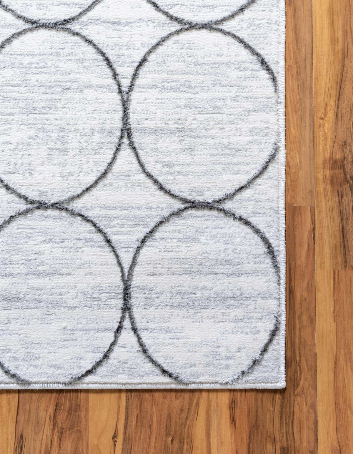 Rechteck Teppich Lattice Trellis in Weiss von Hadorn™ - Lifestyle Image
