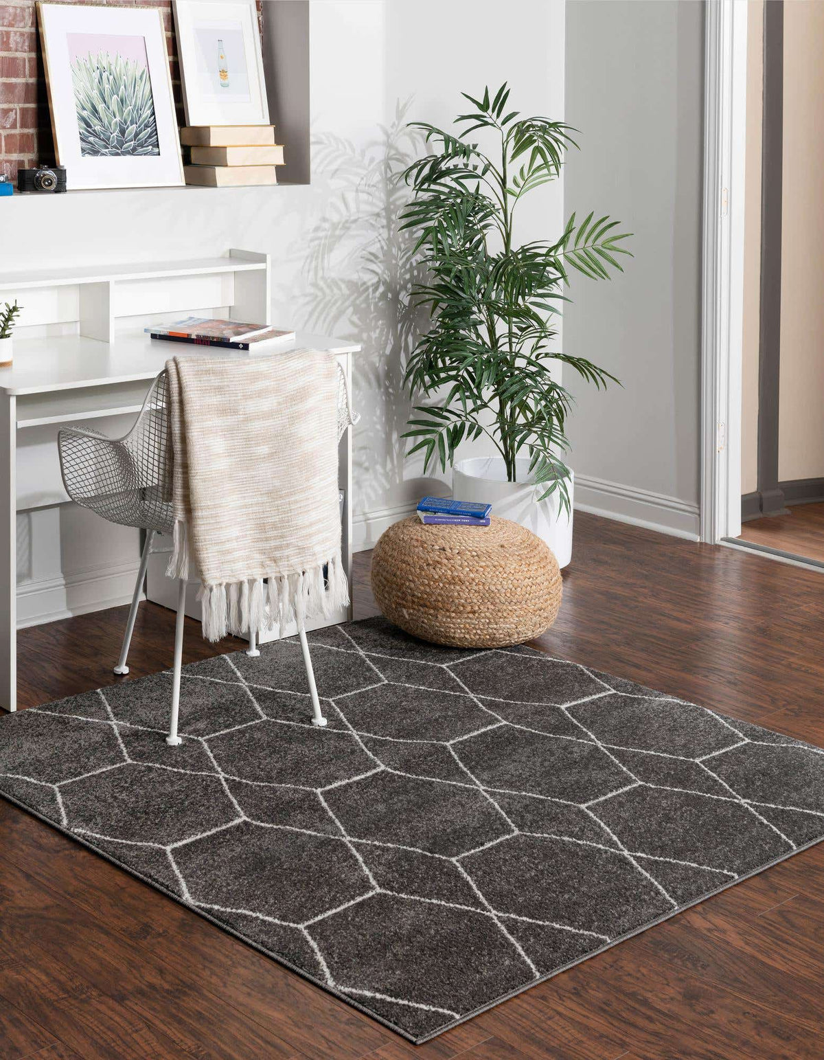 Quadratisch Teppich Trellis Frieze in Dunkelgrau von Hadorn™ - Lifestyle Image
