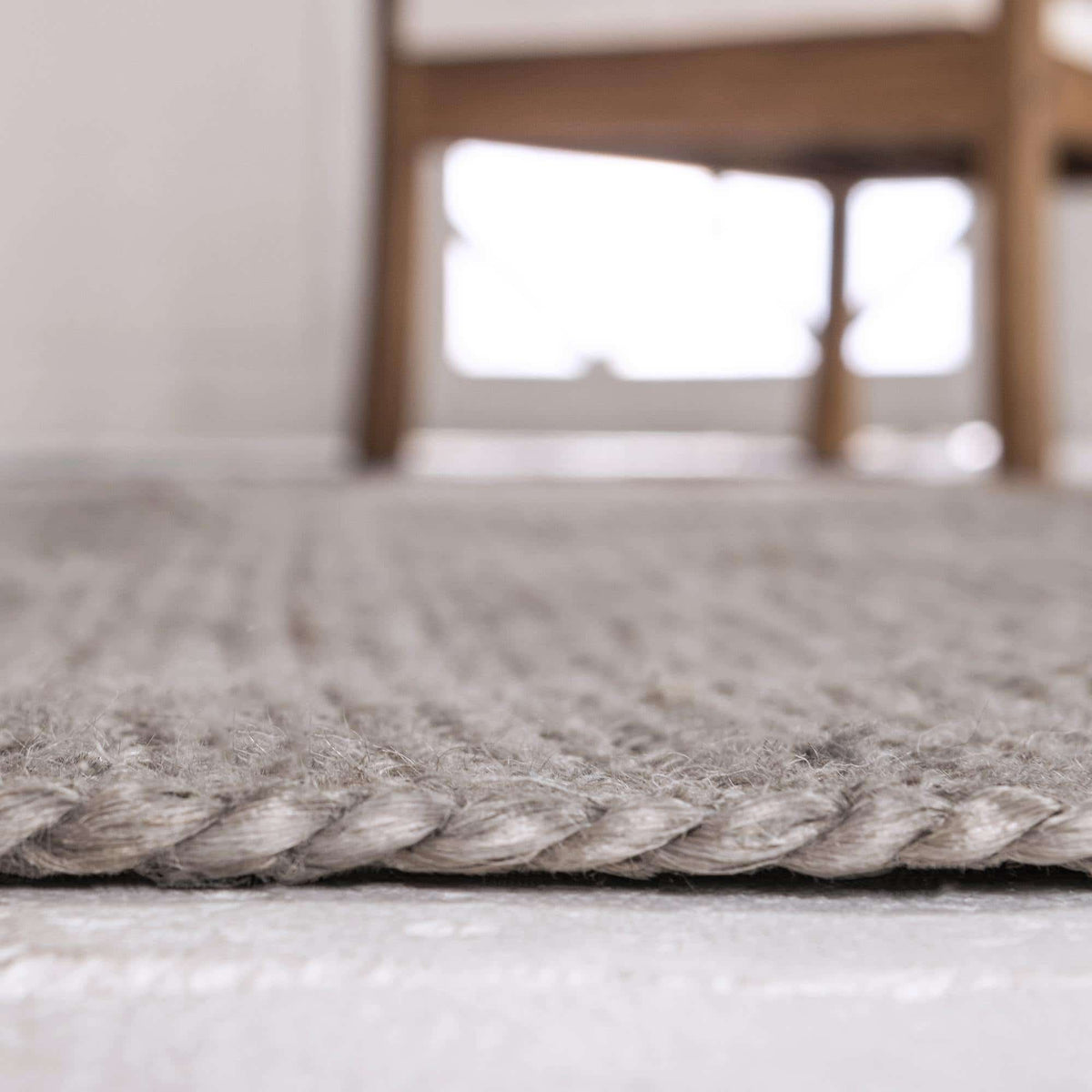 Rund Teppich Braided Jute in Grau von Hadorn™ - Lifestyle Image