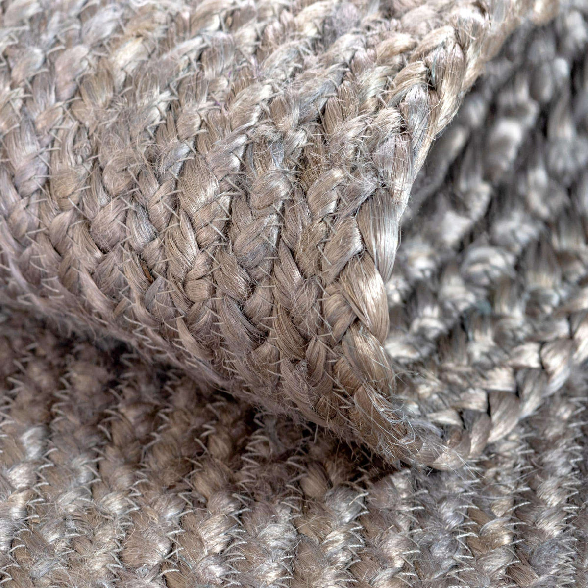 Rund Teppich Braided Jute in Grau von Hadorn™ - Lifestyle Image