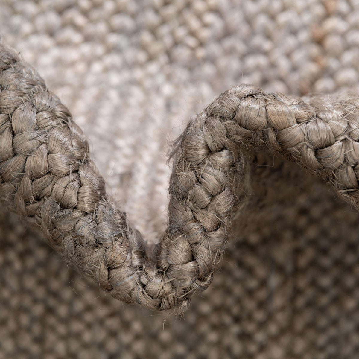 Rund Teppich Braided Jute in Grau von Hadorn™ - Lifestyle Image