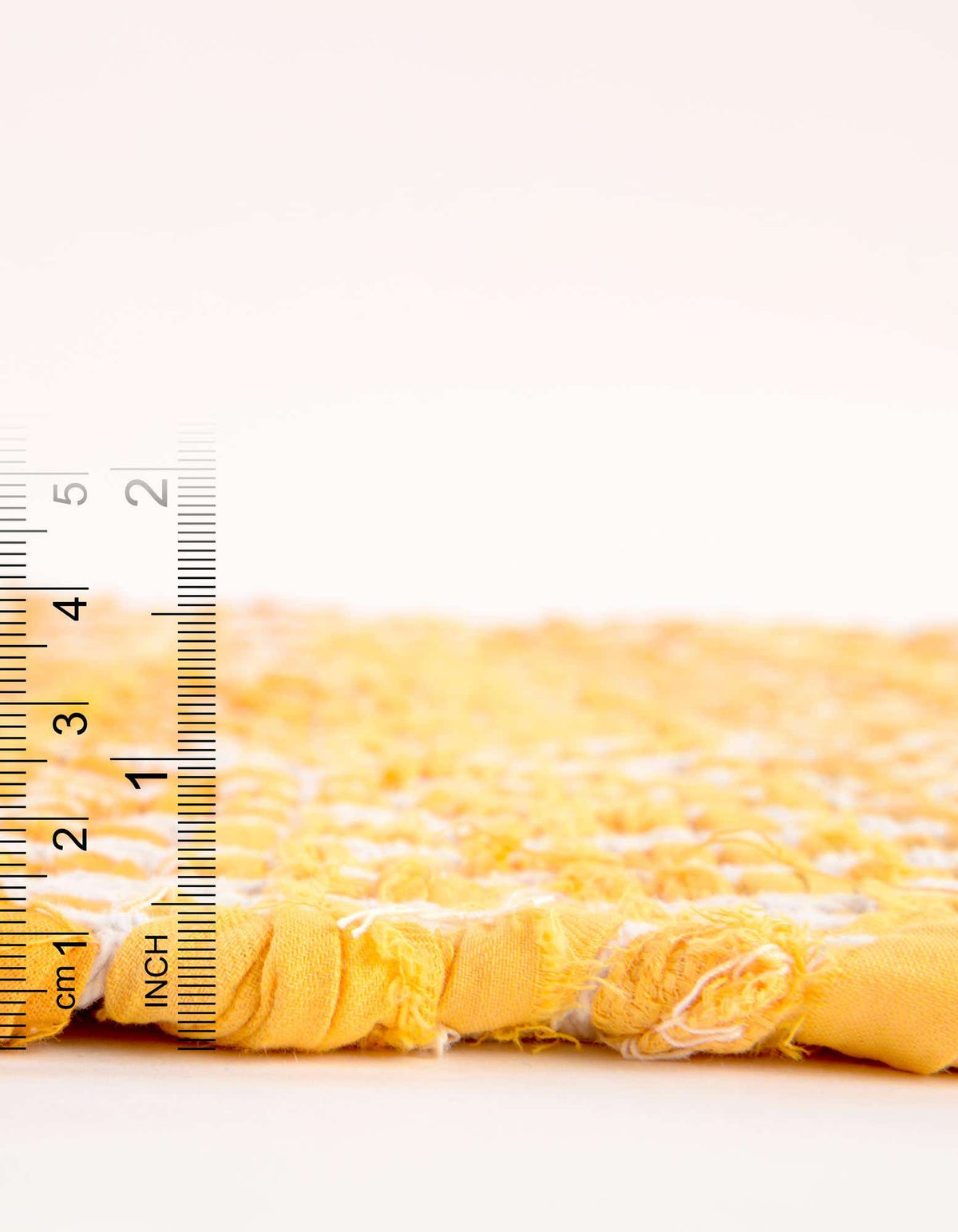 Rechteck Handgeflochten Teppich Chindi Chevron in Gelb von Hadorn™ - Lifestyle Image