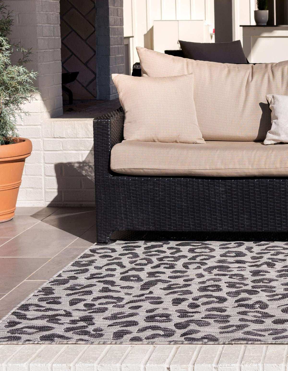 Rechteck Outdoor Teppich Outdoor Safari in Hellgrau von Hadorn™ - Lifestyle Image
