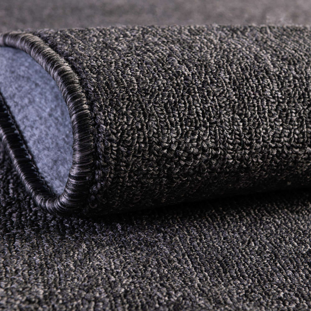 Quadratisch Teppich Everyday Solid in Holzkohle von Hadorn™ - Lifestyle Image