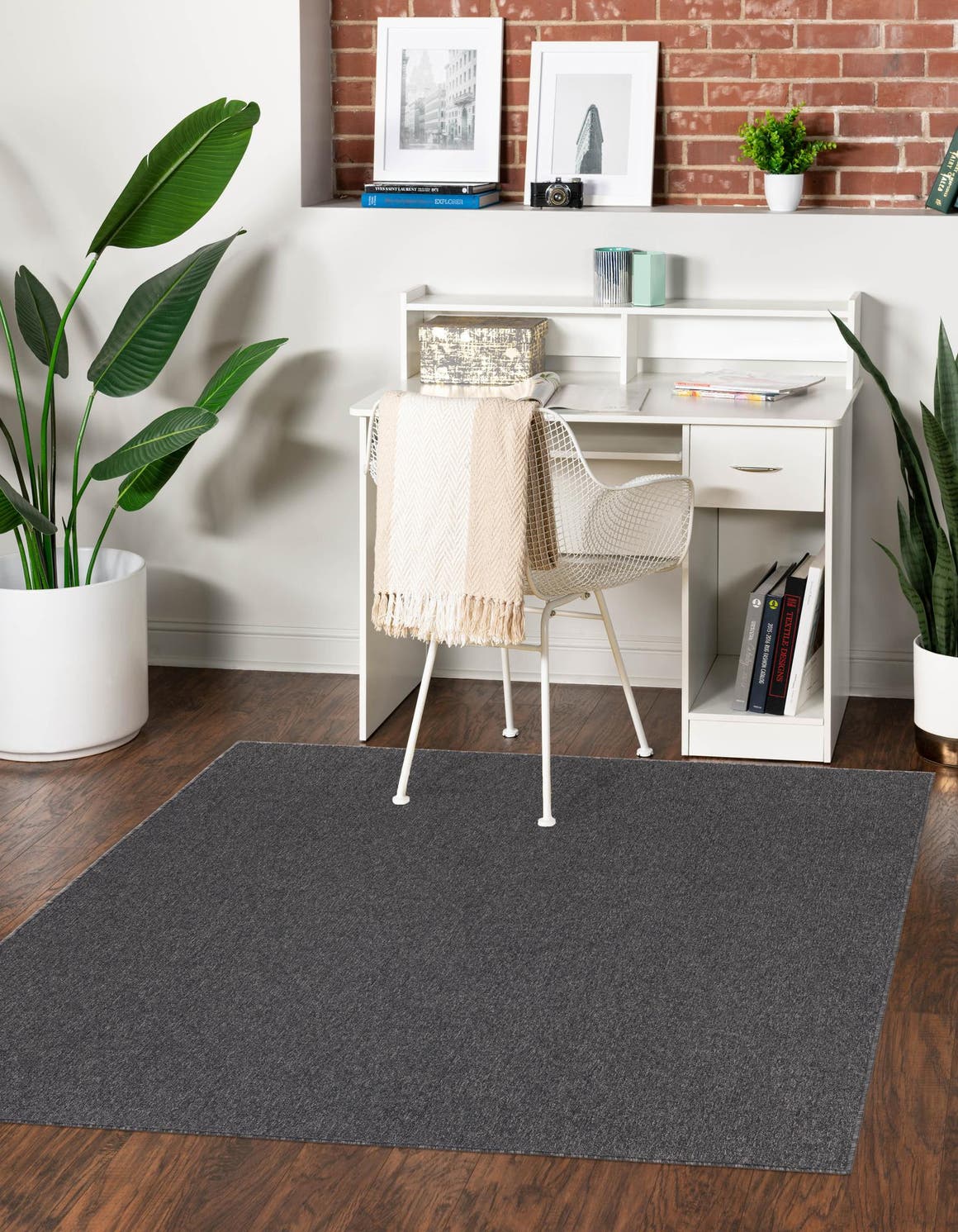 Quadratisch Teppich Everyday Solid in Holzkohle von Hadorn™ - Lifestyle Image