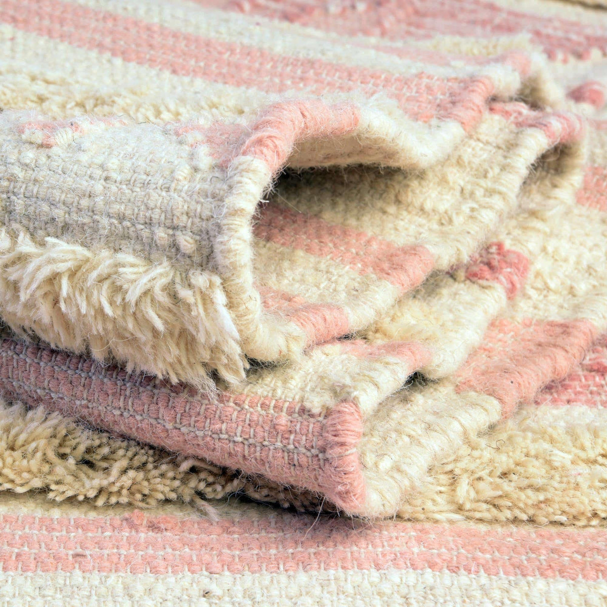 Rechteck Handgeflochten Teppich Arizona in Babyrosa von Hadorn™ - Lifestyle Image