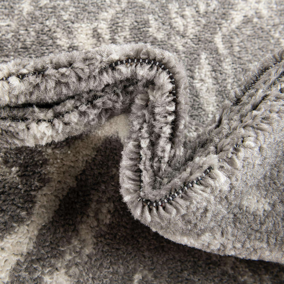 Quadratisch Teppich Lennon in Grau von Hadorn™ - Lifestyle Image